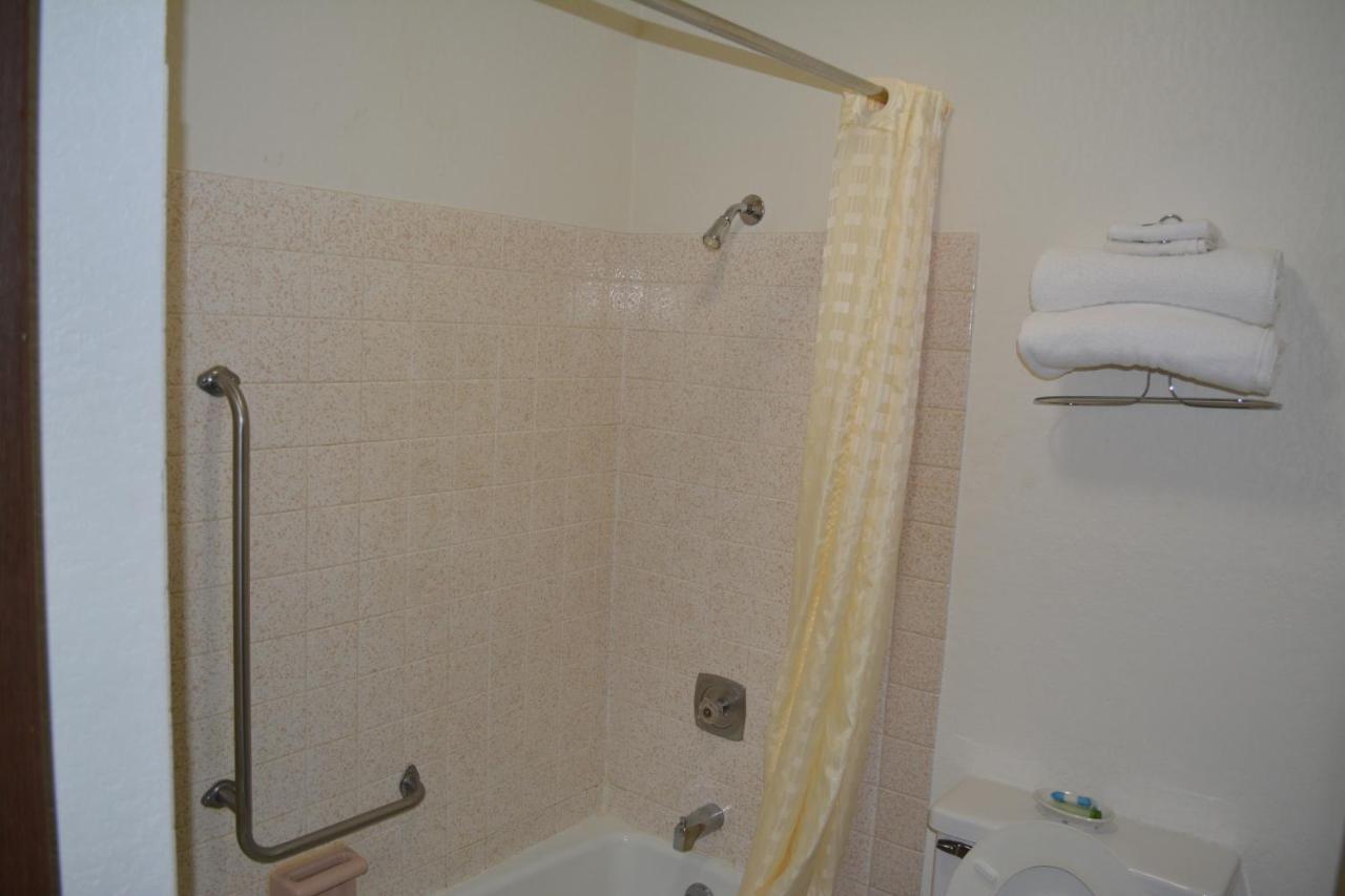 Bloomer Inn & Suites Esterno foto