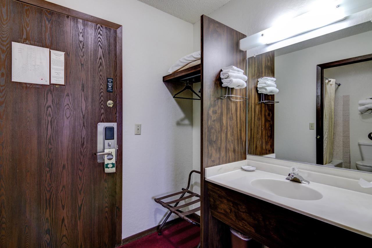 Bloomer Inn & Suites Esterno foto