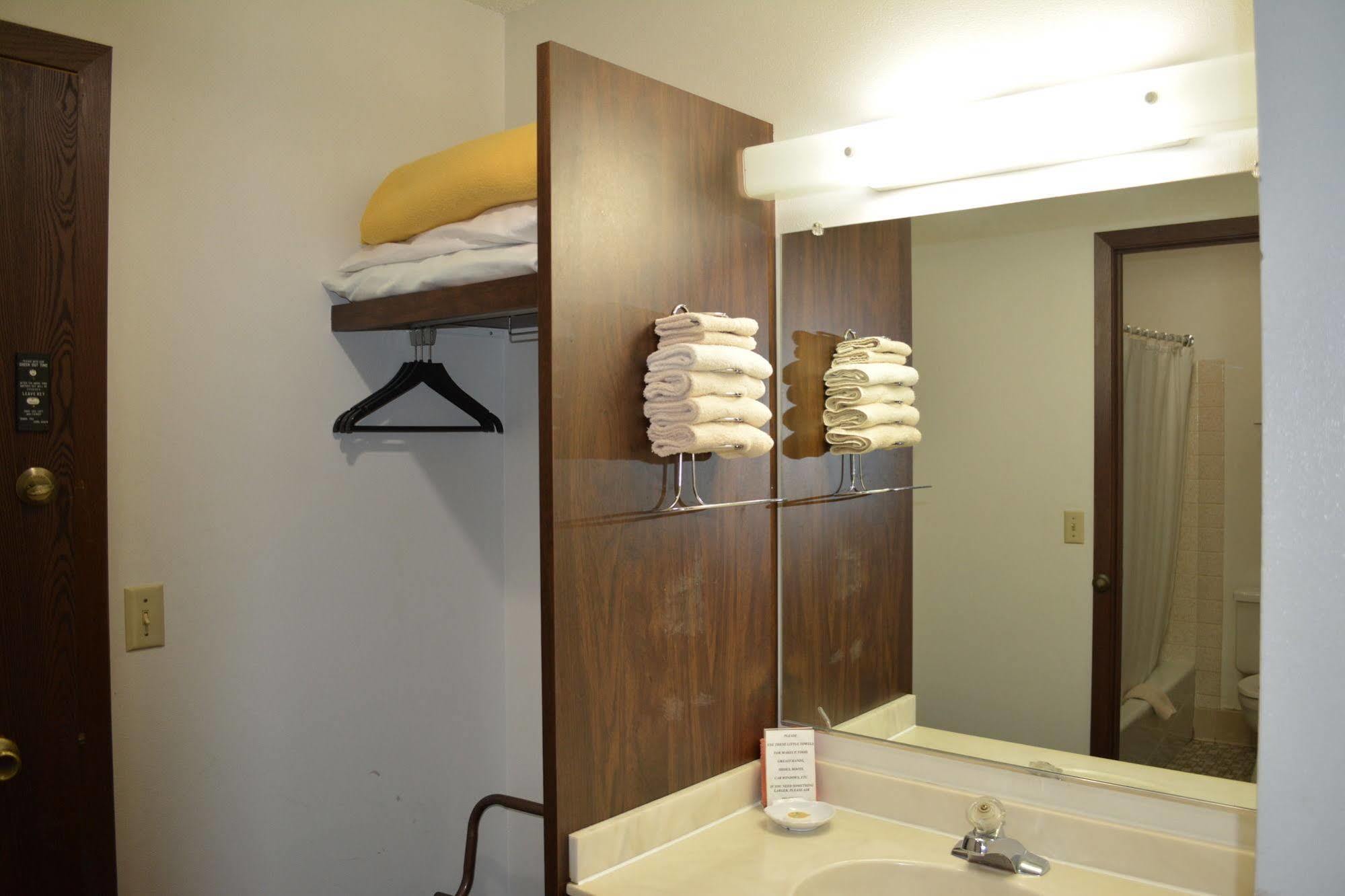 Bloomer Inn & Suites Esterno foto